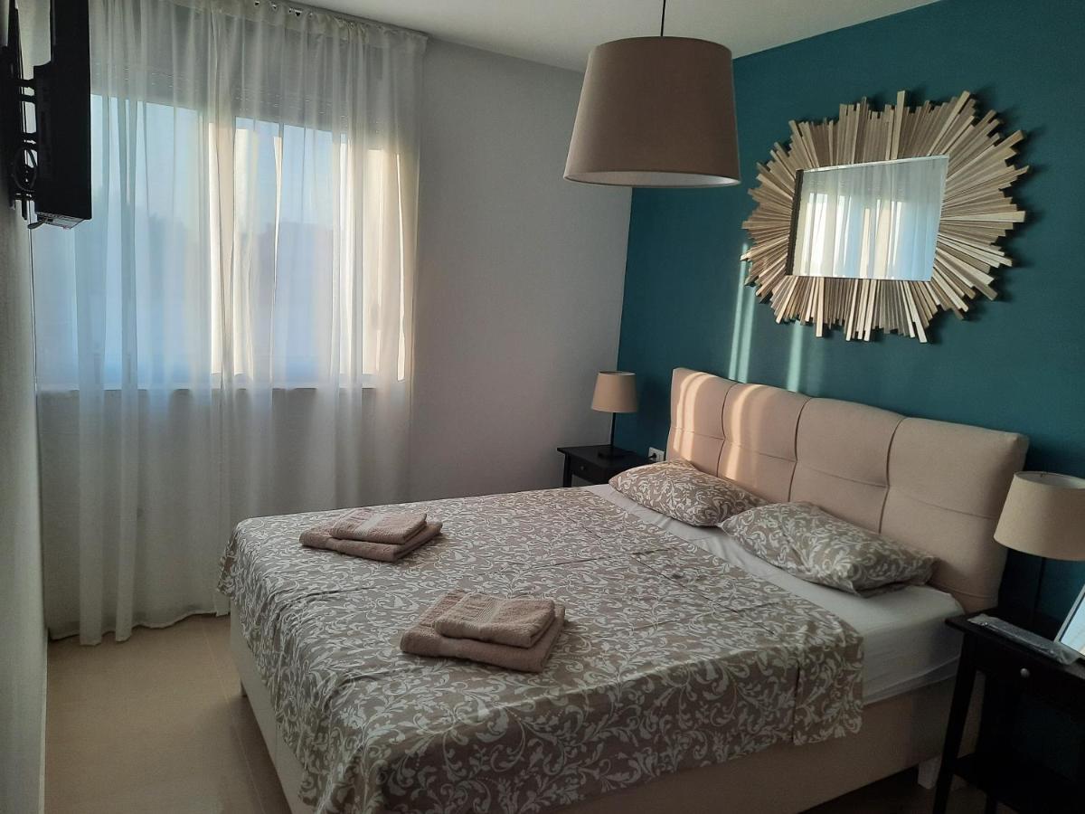 Enjoy Pula - New Apt With Terrace And Free Parking Garage Exterior photo