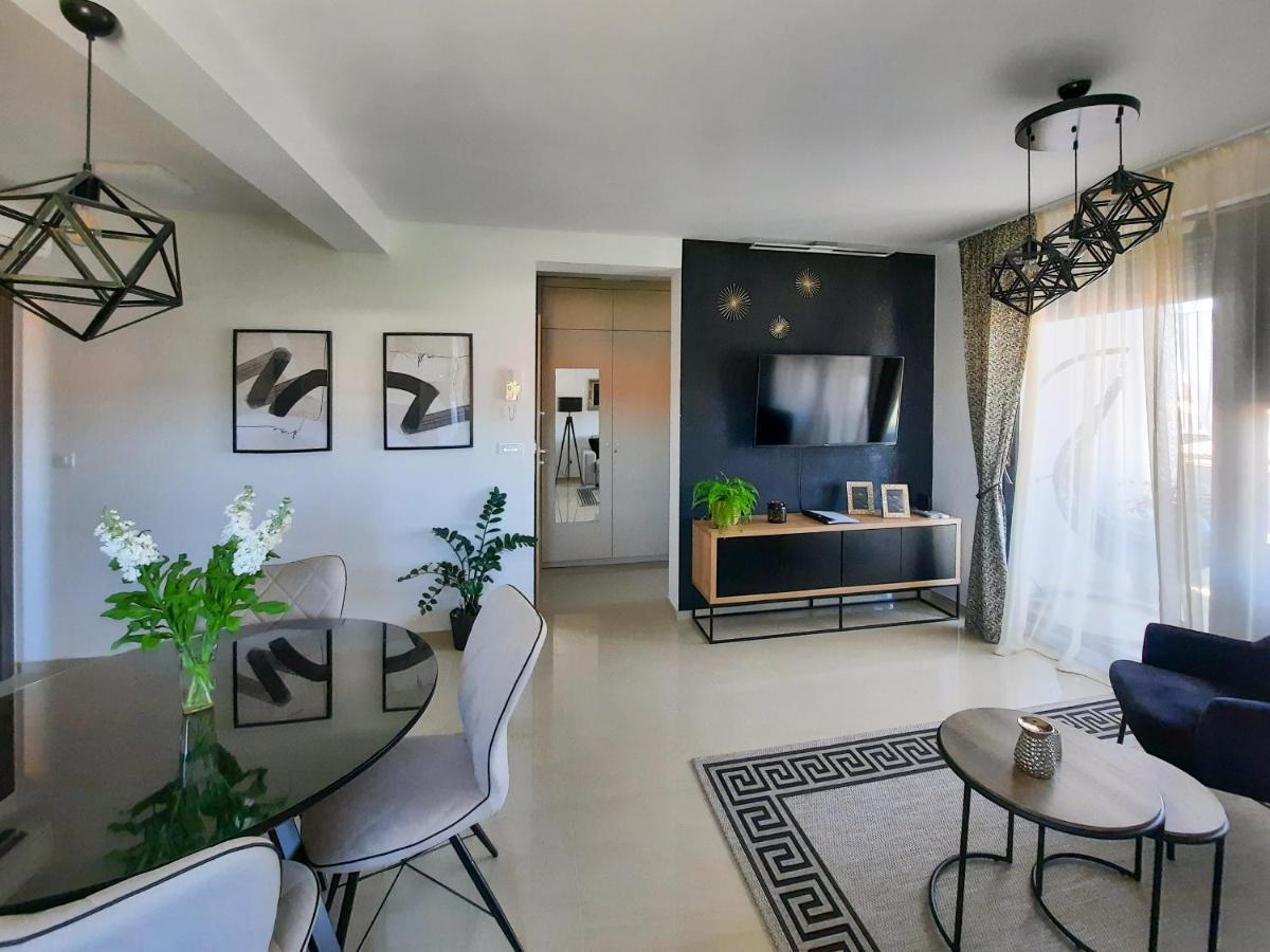 Enjoy Pula - New Apt With Terrace And Free Parking Garage Exterior photo
