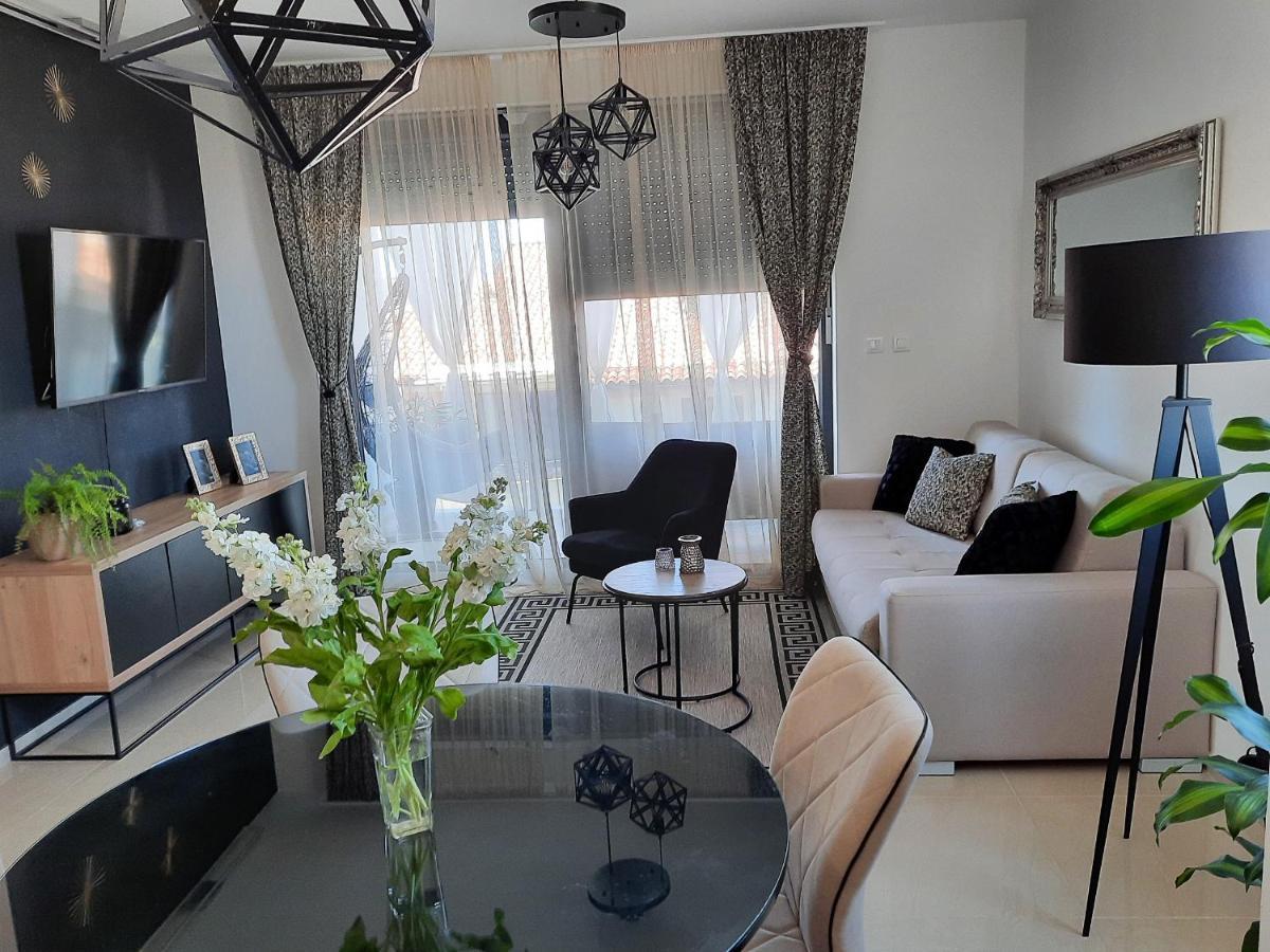 Enjoy Pula - New Apt With Terrace And Free Parking Garage Exterior photo