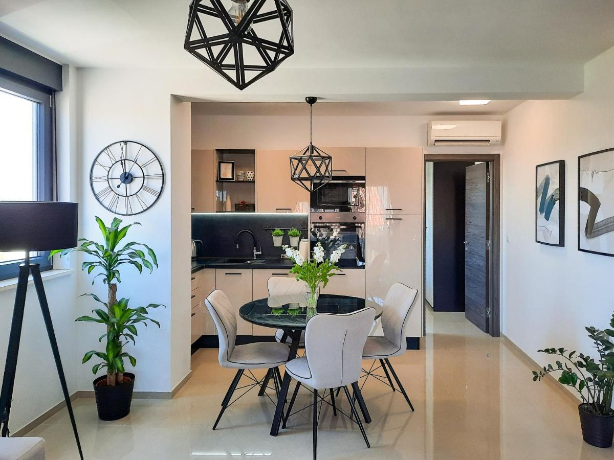 Enjoy Pula - New Apt With Terrace And Free Parking Garage Exterior photo