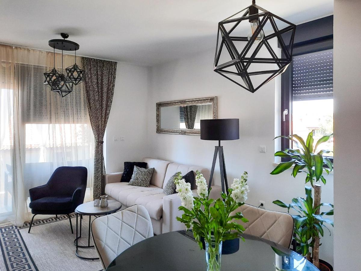 Enjoy Pula - New Apt With Terrace And Free Parking Garage Exterior photo