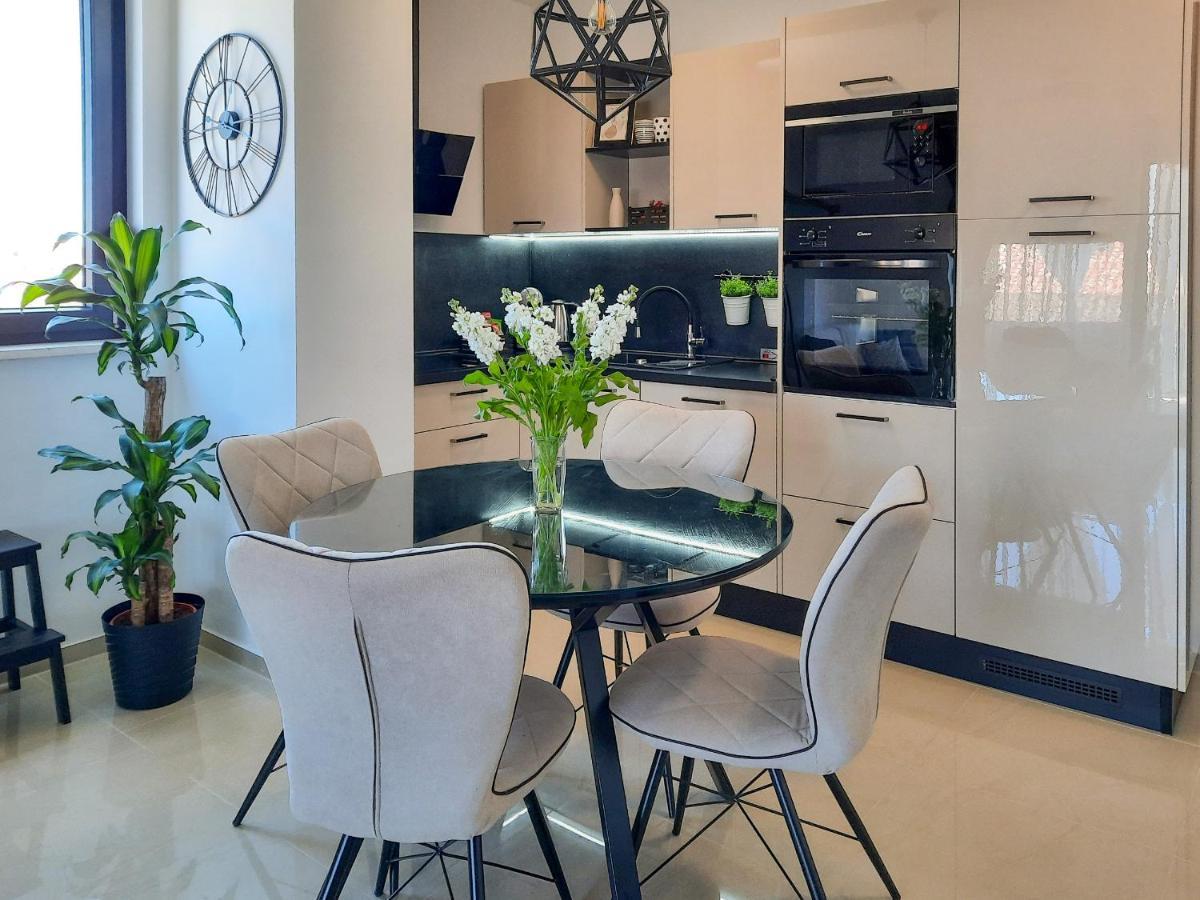 Enjoy Pula - New Apt With Terrace And Free Parking Garage Exterior photo
